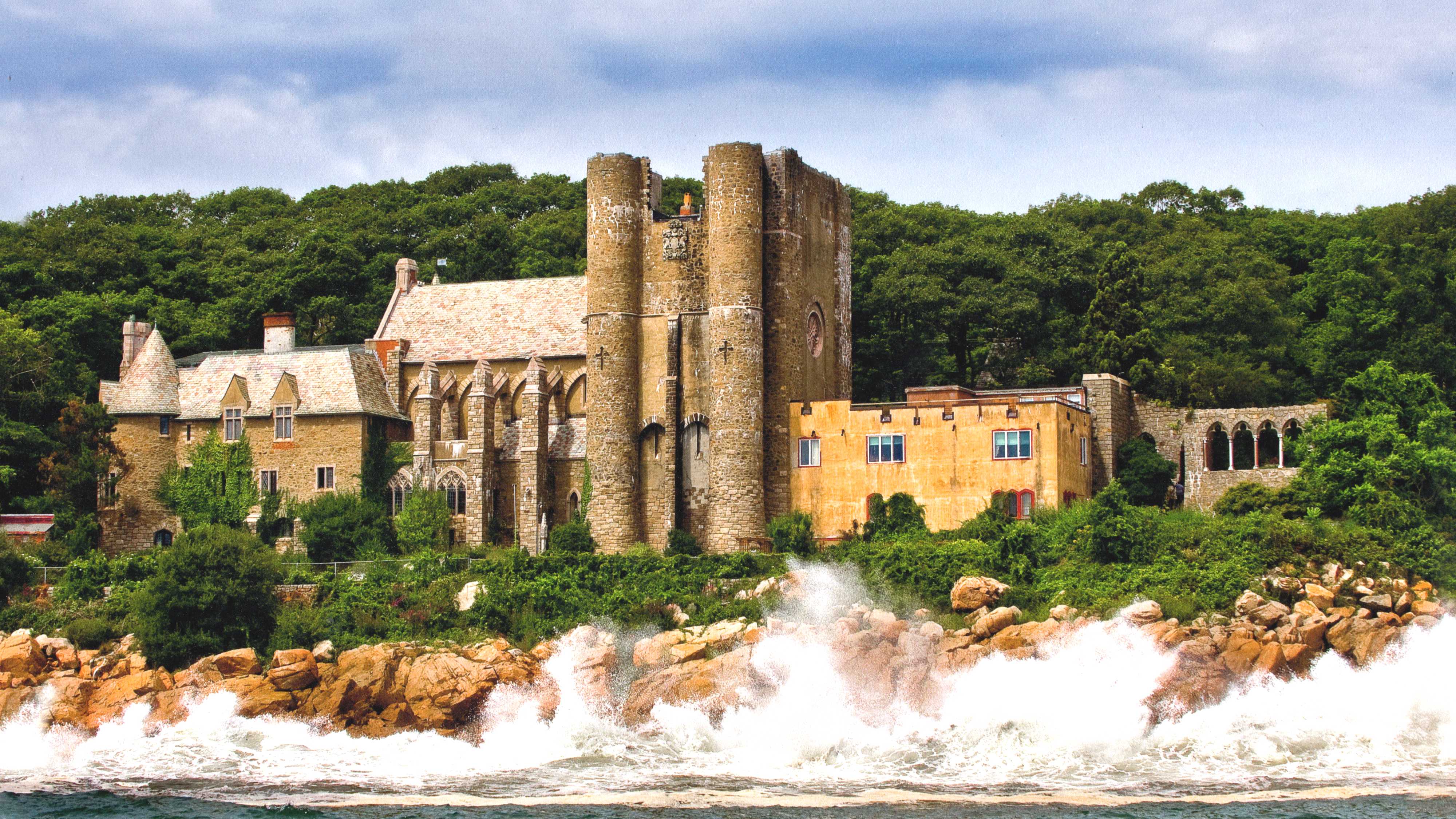 A photo of hammon castle from offshore